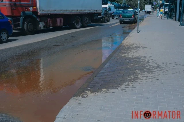 Ржава вода на Калиновій: у Дніпрі затопило перехрестя через ремонтні роботи