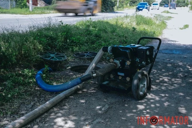 Ржава вода на Калиновій: у Дніпрі затопило перехрестя через ремонтні роботи