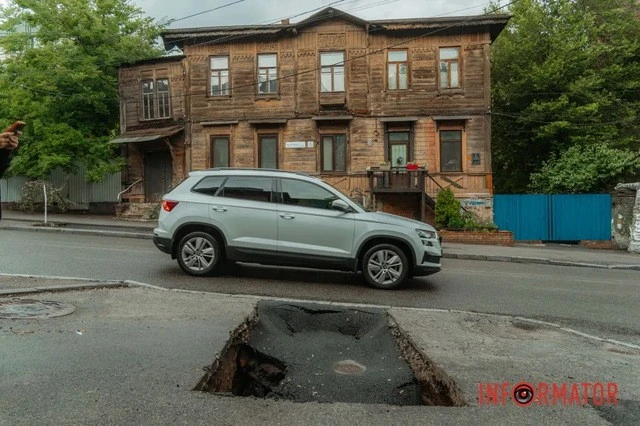 Провал на узбіччі: у Дніпрі на Крутогірному узвозі зник шматок дороги