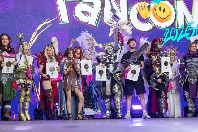 Студентка з Дніпра підкорила київський фестиваль FANCON унікальним патріотичним косплеєм