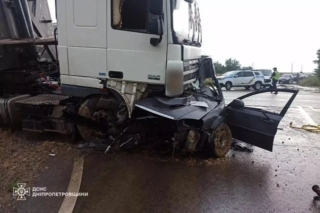Трагедія біля Софіївки: рятувальники дістали загиблого водія з понівеченої автівки