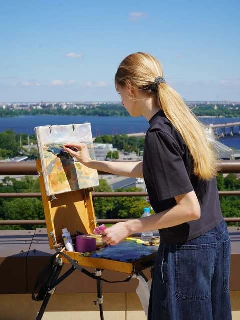 Затоплена історія на висоті пташиного польоту: у Дніпрі мисткині малювали пороги на даху центру