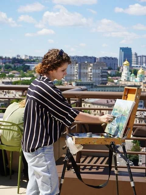 Затоплена історія на висоті пташиного польоту: у Дніпрі мисткині малювали пороги на даху центру