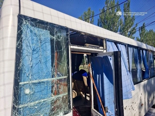 Російський дрон атакував автобус із працівниками на Дніпропетровщині: є загиблий та поранені